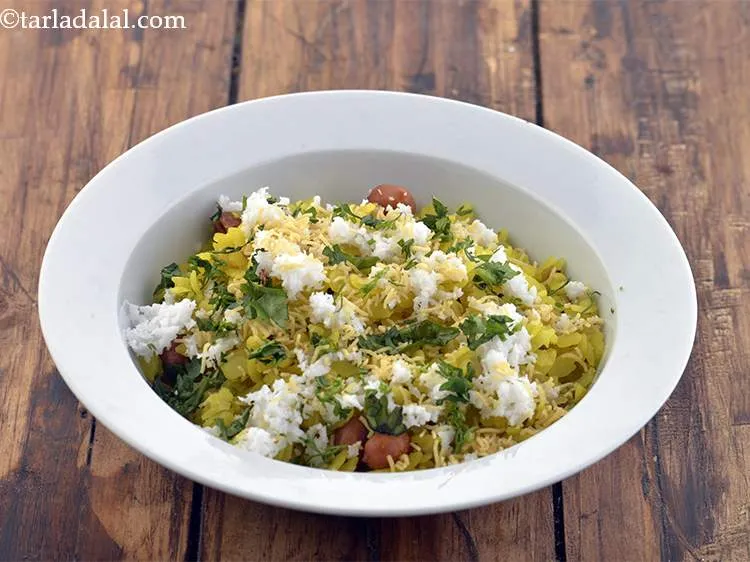 Step 13 – Sprinkle 1 tsp of coriander evenly over&nbsp;<strong>Maharashtrian Kanda poha.</strong>