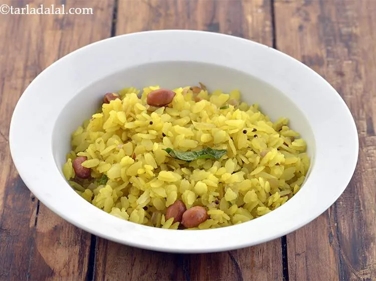 स्टेप 10 – पोहा को ४ बराबर भागों में विभाजित करें। एक प्लेट …