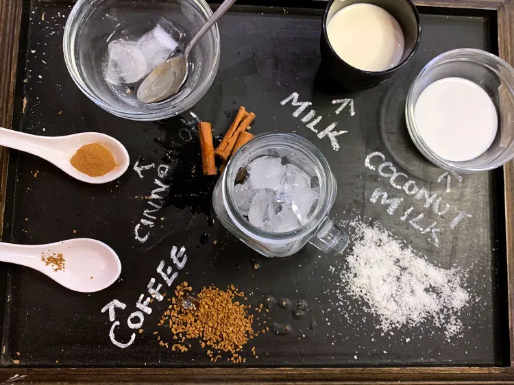 Step 5 – Now take a serving mug and add the ice cubes.