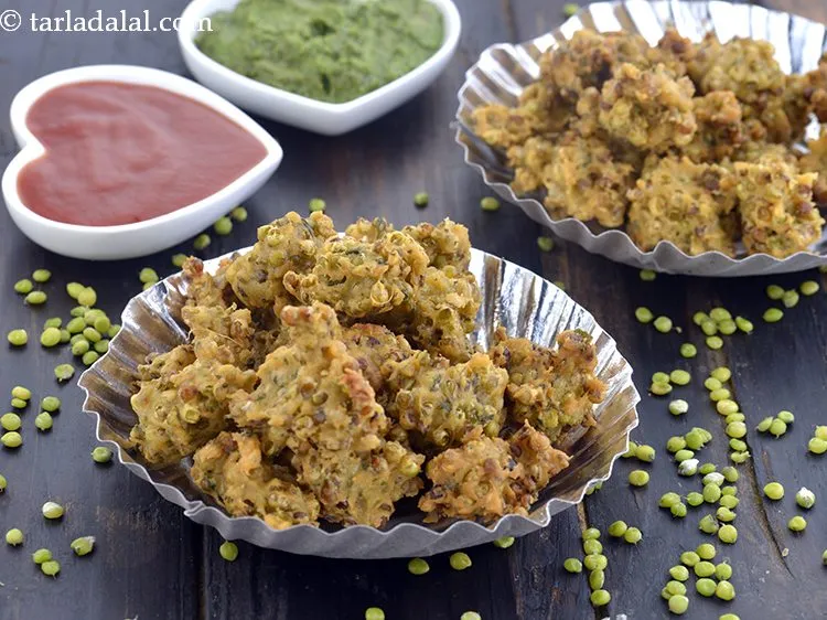 Step 18 – Serve <strong>ponk bhajia</strong> immediately with <a href="https://www.tarladalal.com/Green-Chutney-for-Dhokla-Sandwiches-Indian-Snacks-1468r" target="_blank">green chutney</a> and <a href="https://www.tarladalal.com/Tomato-Ketchup-Tomato-Sauce-Homemade-Tomato-Ketchup-40725r" target="_blank">tomato ketchup</a>. Enjoy …