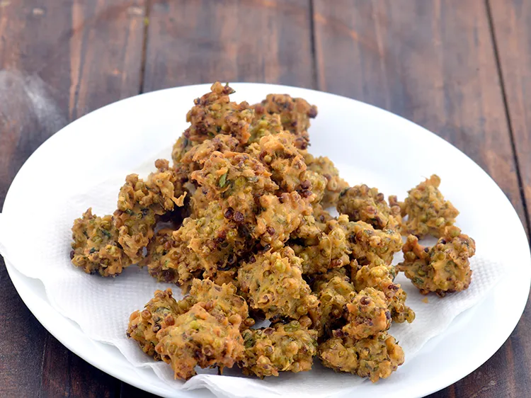 Step 17 – Drain&nbsp;<strong>ponk bhajiya</strong><strong>&nbsp;|&nbsp;ponk pakora&nbsp;|&nbsp;ponk fritters&nbsp;|&nbsp;hurda bhajji&nbsp;|&nbsp;</strong>&nbsp;on an absorbent paper.