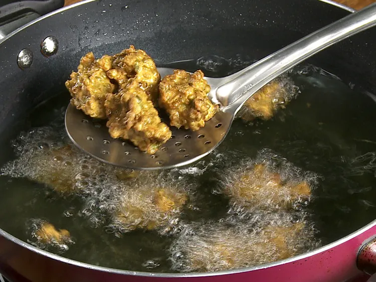 Step 16 – Flip and deep-fry <strong>hurda pakora</strong> till golden brown and crisp from all the sides.