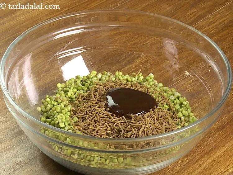 स्टेप 3 – मीठी चटनी डालें। <a href=""https://www.tarladalal.com/Khajur-Imli-ki-Chutney-hindi-22265r"" target=""_blank""><strong>होममेड खजूर इमली की चटनी</strong></a> …