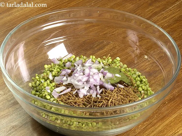 स्टेप 6 – बारीक कटे हुए प्याज डालें। जैन प्याज जोड़ना छोड़ सकते …