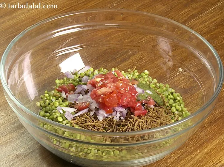 स्टेप 7 – बारीक कटे हुए टमाटर डालें।