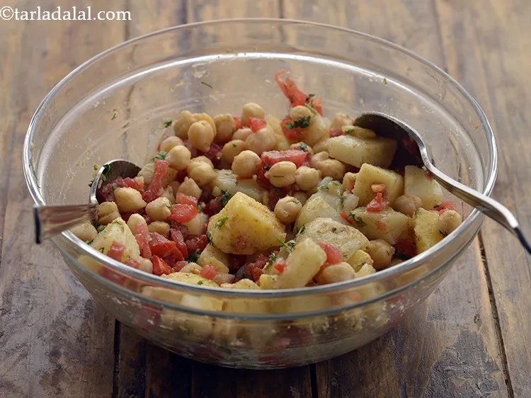 Step 13 – Toss&nbsp;<strong>Potato Chana Salad&nbsp;</strong>well.