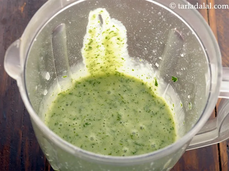 स्टेप 11 – मिक्सर में पीसकर स्मूद प्यूरी होने तक ब्लेंड कर लें। …