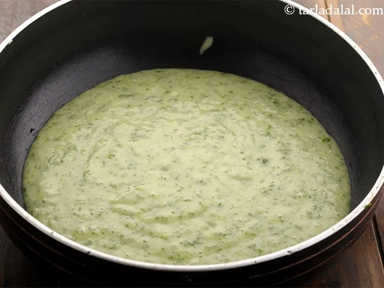 स्टेप 12 – एक गहरे नॉन-स्टिक पैन में तैयार प्यूरी डालें।