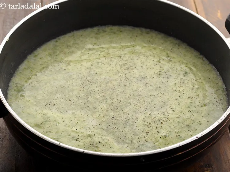 स्टेप 14 – सूप को स्वाद देने के लिए नमक और काली मिर्च …