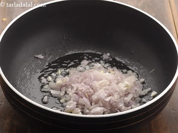 स्टेप 2 – तेल गरम होने के बाद प्याज़ डालें।