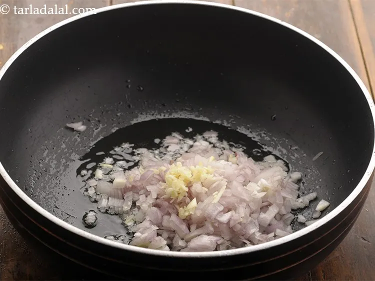 स्टेप 3 – लहसुन डालें। आलू और अजमोद के सूप को अधिक स्वादिष्ट …