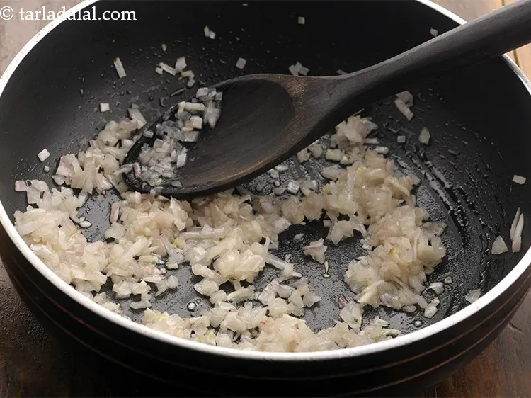 स्टेप 4 – मध्यम आंच पर २ से ३ मिनट तक या प्याज …