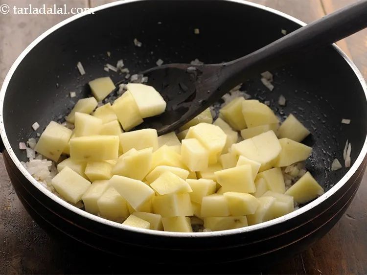 स्टेप 5 – आलू डालें।