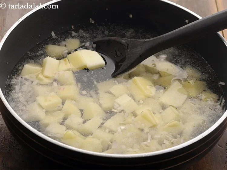 स्टेप 6 – २ कप पानी डालें। आप वेजिटेबल स्टॉक का भी उपयोग …