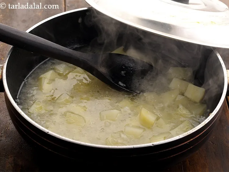 स्टेप 7 – अच्छी तरह से मिलाएं और एक उबाल लाएं। ढककर धीमी …