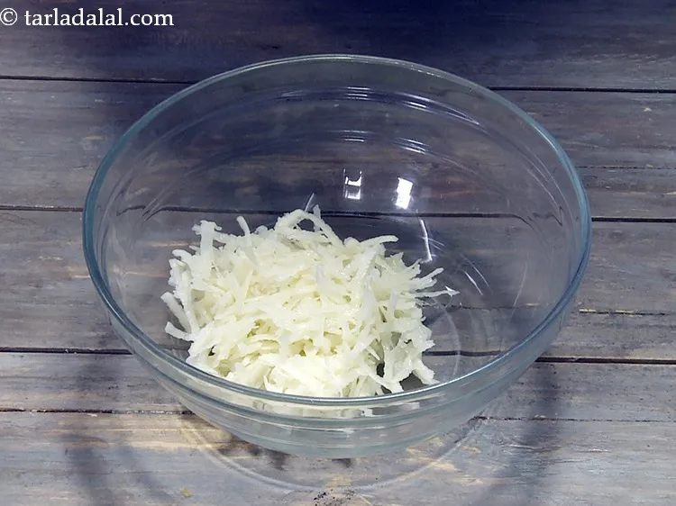 स्टेप 8 – <strong>आलू बाजरा पैनकेक</strong> का घोल बनाने के लिए | <strong>बाजरा …