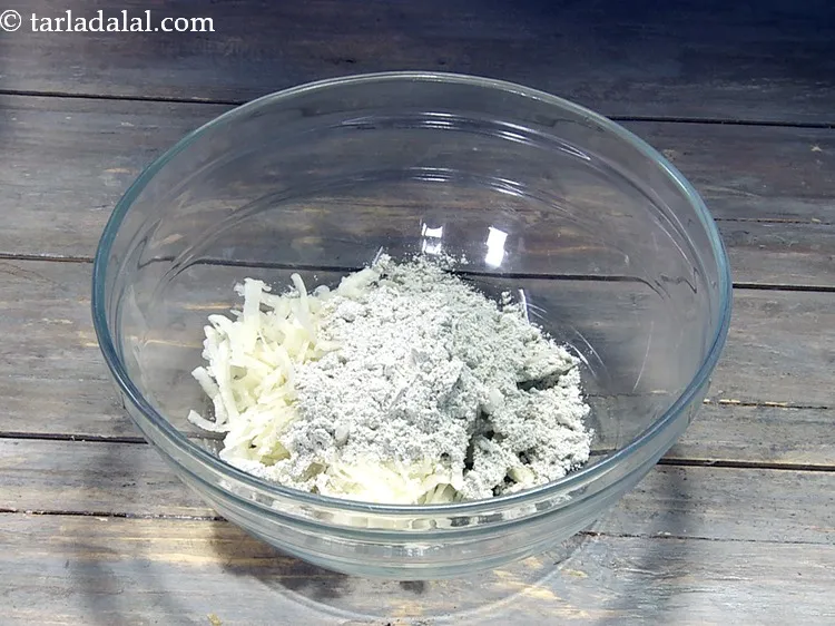 स्टेप 9 – ३ टेबल-स्पून <a href=""https://www.tarladalal.com/glossary-bajra-flour-bajra-ka-atta-bajre-ka-atta-hindi-176i"">बाजरे का आटा</a> डालें।