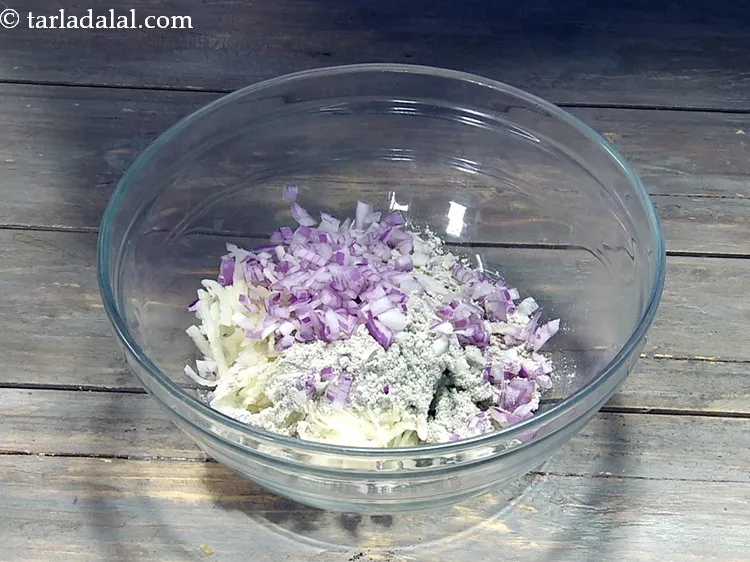 स्टेप 10 – ३ टेबल-स्पून बारीक <a href=""https://www.tarladalal.com/glossary-chopped-onions-hindi-722i"">कटा हुआ प्याज</a> डालें।