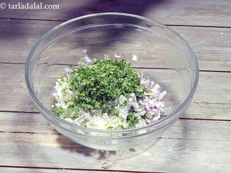 स्टेप 11 – २ टेबल-स्पून बारीक <a href=""https://www.tarladalal.com/glossary-chopped-coriander-hindi-783i"">कटा हुआ हरा धनिया</a> डालें।