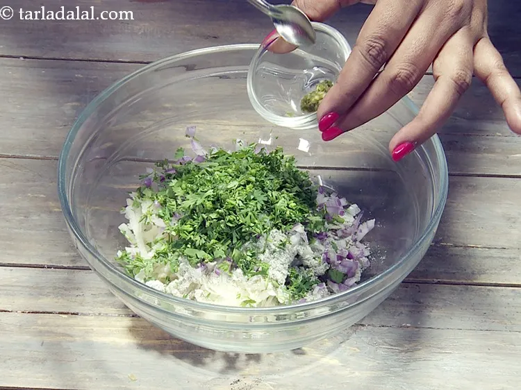 स्टेप 12 – १/४ टी-स्पून <a href=""https://www.tarladalal.com/glossary-green-chilli-paste-hari-mirch-ki-paste-mirchi-paste-hindi-333i"">हरी मिर्च की पेस्ट</a> डालें।