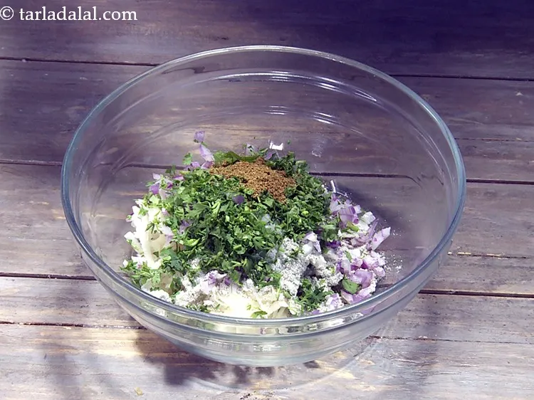 स्टेप 13 – १ टी-स्पून भुना हुआ <a href=""https://www.tarladalal.com/glossary-cumin-seeds-powder-jeera-powder-zeera-powder-hindi-382i"">जीरा पाउडर</a> डालें।