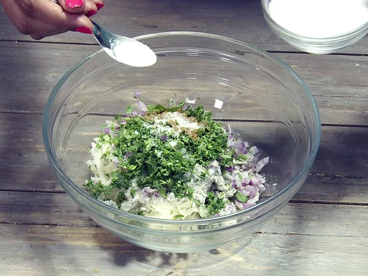 स्टेप 14 – स्वादानुसार <a href=""https://www.tarladalal.com/glossary-salt-namak-table-salt-hindi-418i"">नमक</a> डालें।