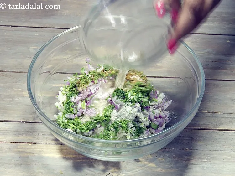 स्टेप 15 – लगभग ५ टेबल-स्पून पानी डालें।