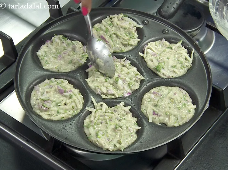 स्टेप 19 – चम्मच के पीछे के भाग का उपयोग करके इसे ७५ …