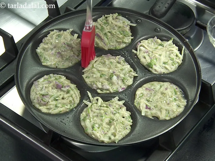 स्टेप 20 – इन्हें धीमी आंच पर, १/२ टीस्पून <a href=""https://www.tarladalal.com/glossary-oil-hindi-671i"">तेल</a> का इस्तेमाल …