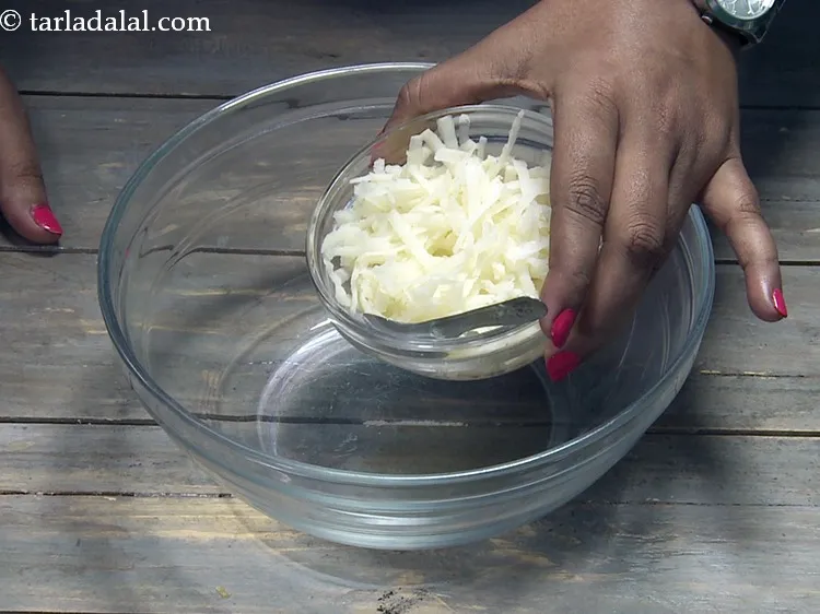 स्टेप 7 – एक ग्रेटर का उपयोग करके, आलू को कद्दूकस कर लें। …