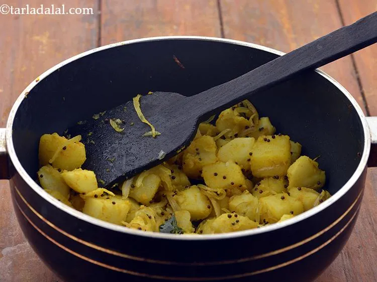Step 12 – Mix well so the spices coat the&nbsp;<strong>Potato Bhaji (Aloo Bhaji)</strong>&nbsp;very well.