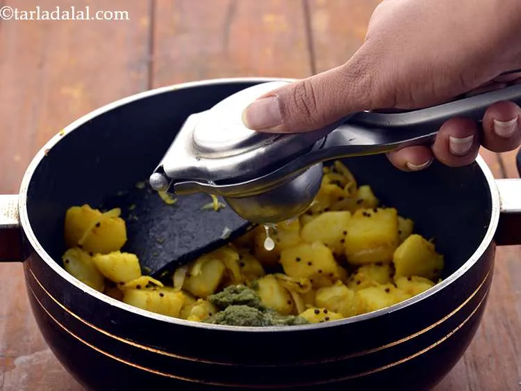 स्टेप 13 – नींबू का रस डालें। आप चाहें तो खट्टेपन को संतुलित …