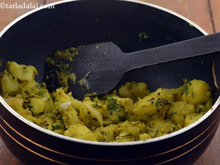 स्टेप 15 – अच्छी तरह से मिलाएं और मध्यम आंच पर बीच-बीच में …