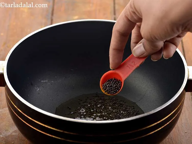 स्टेप 5 – तेल गरम होने के बाद, सरसों डालें। मेरी माँ बटाटा …