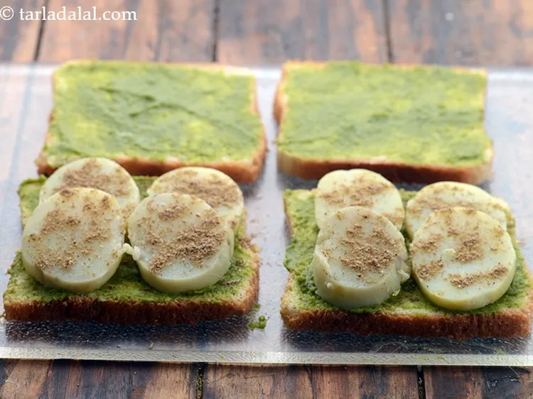 स्टेप 5 – समान रूप से चाट मसाला छिड़कें।