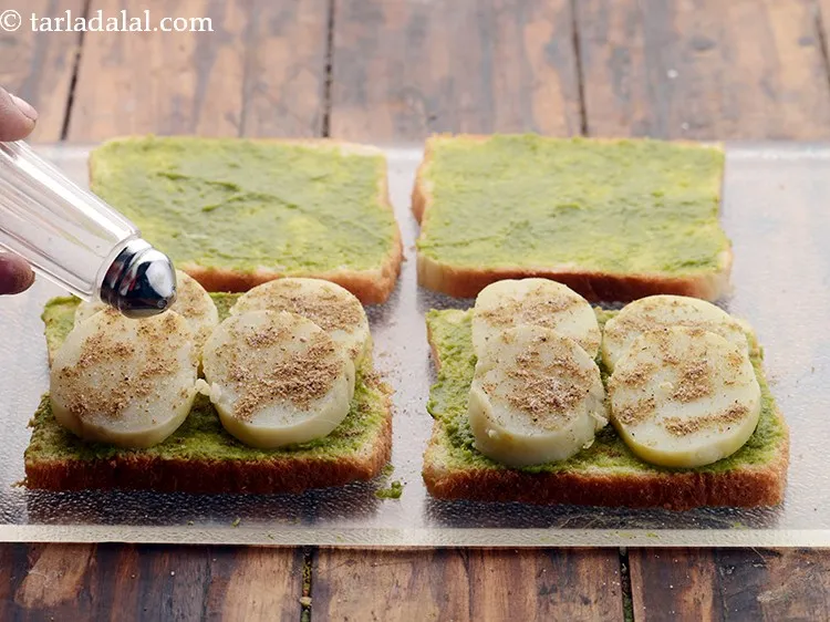 स्टेप 6 – इसके ऊपर समान रूप से नमक छिड़कें।