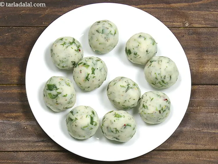 Step 17 – Similarly, stuff and shape all the portions to make 10 <strong>potato cheese-stuffed balls</strong>.