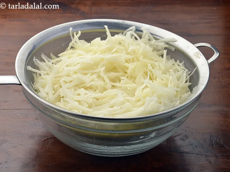 Step 26 – Grating the potatoes thickly is important to prevent it from turning lumpy.&nbsp;