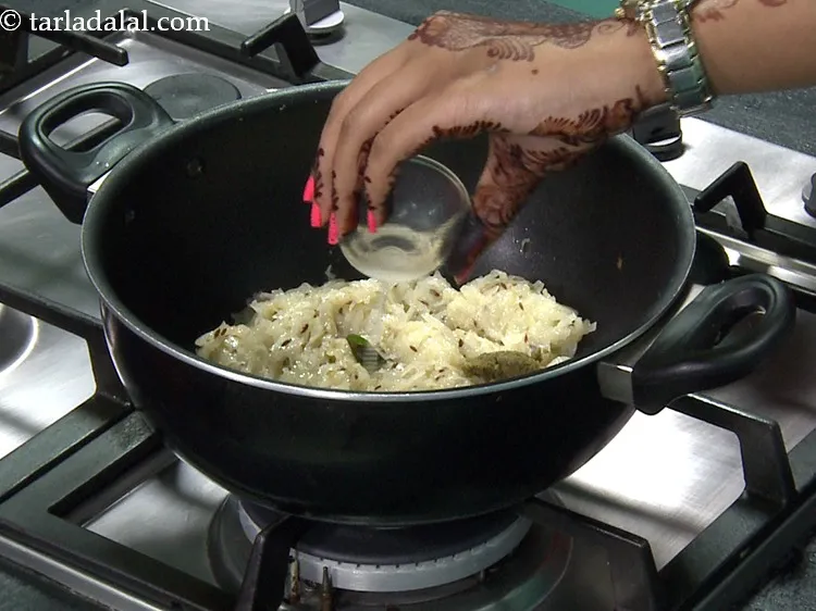 Step 19 – Add 1 1/2 tsp&nbsp;<a href="https://www.tarladalal.com/glossary-lemon-juice-numbi-ka-ras-nimbu-ka-juice-471i">lemon juice</a>.