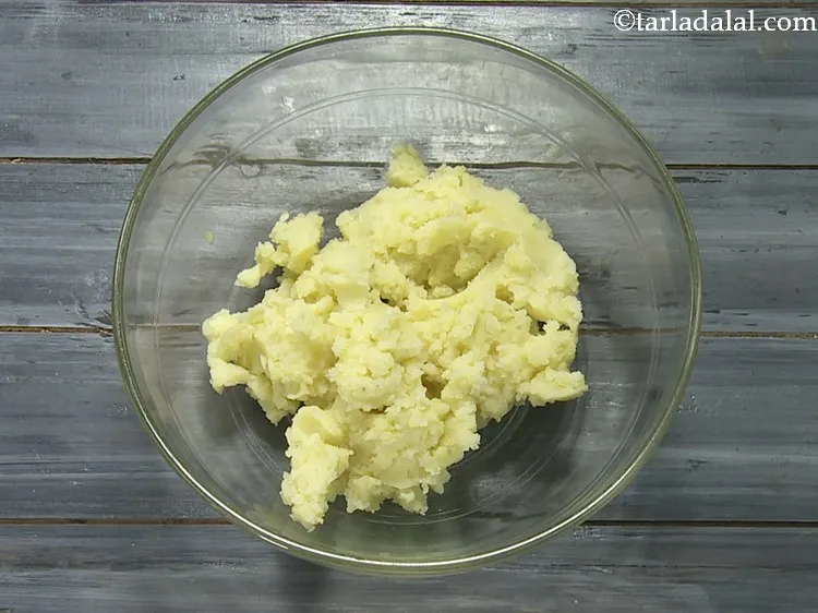स्टेप 1 – <strong>आलू नगेट्स</strong> का मिश्रण बनाने के लिए, एक गहरे कटोरे …