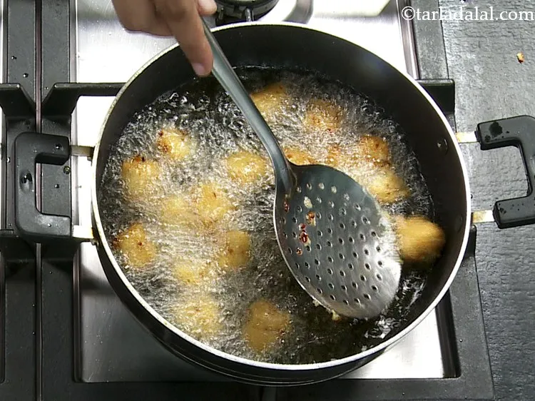 स्टेप 11 – एक गहरे नॉन-स्टिक पैन में तेल गरम करें और एक …