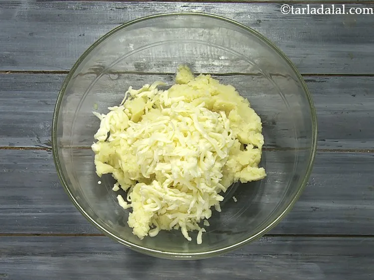 स्टेप 2 – इसके बाद कसा हुआ प्रोसेस्ड चीज़ डालें। इसके अलावा, आप …