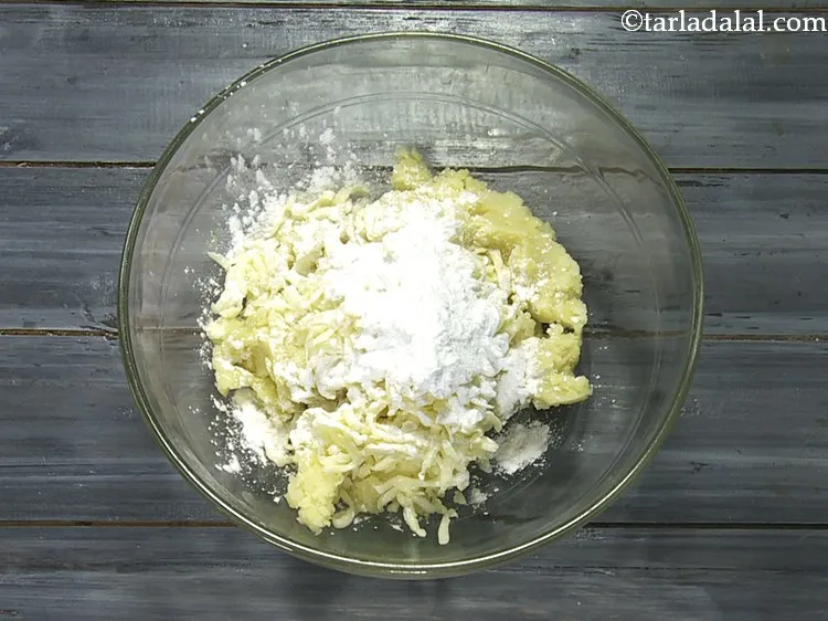 स्टेप 3 – कॉर्नफ्लोर डालें। वे मसालेदार <strong>आलू नगेट्स</strong> को एक कुरकुरी बनावट …