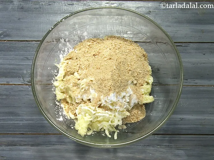 स्टेप 4 – ब्रेड क्रम्ब्स डालें। ब्रेड क्रम्ब्स नमी को अवशोषित करने, सभी …