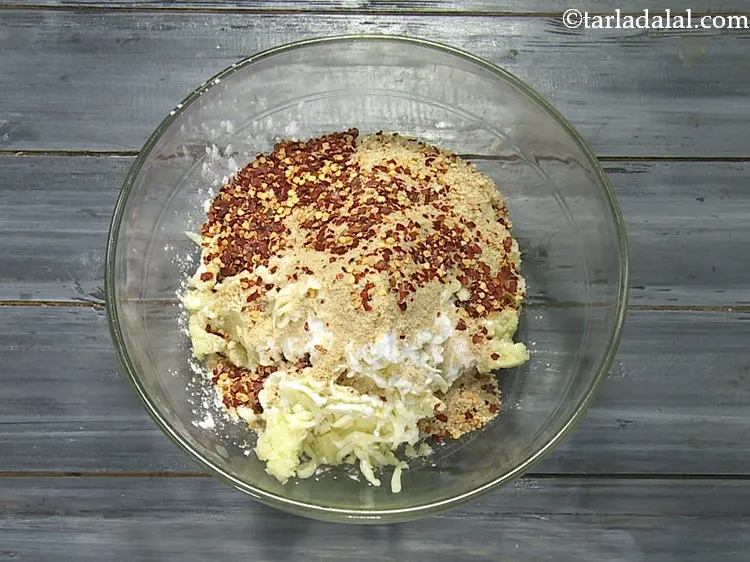 स्टेप 5 – सूखी लाल मिर्च के फ्लैकस् डालें। काली मिर्च पाउडर, लहसुन …