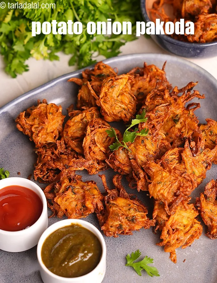 Step 21 – Serve <strong>aloo pyaaz bhajia</strong> immediately with chutney.&nbsp;