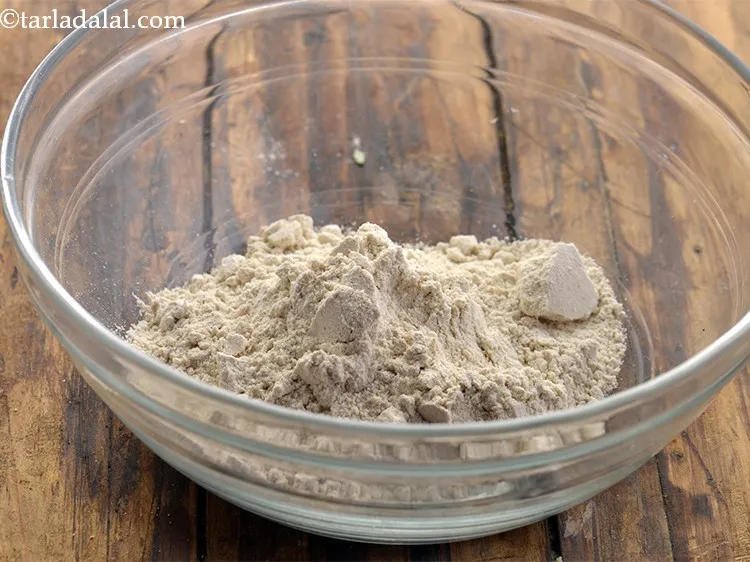 स्टेप 2 – एक गहरी कटोरी में गेहूं का आटा डालें।