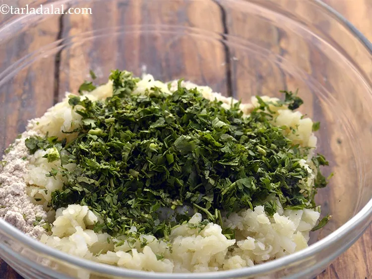 स्टेप 4 – १/४ कप बारीक कटा हुआ हरा धनिया डालें।