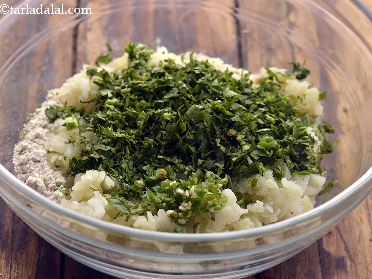 स्टेप 5 – थोड़े तीखेपन के लिए, १ टी स्पून बारीक कटी हुई …