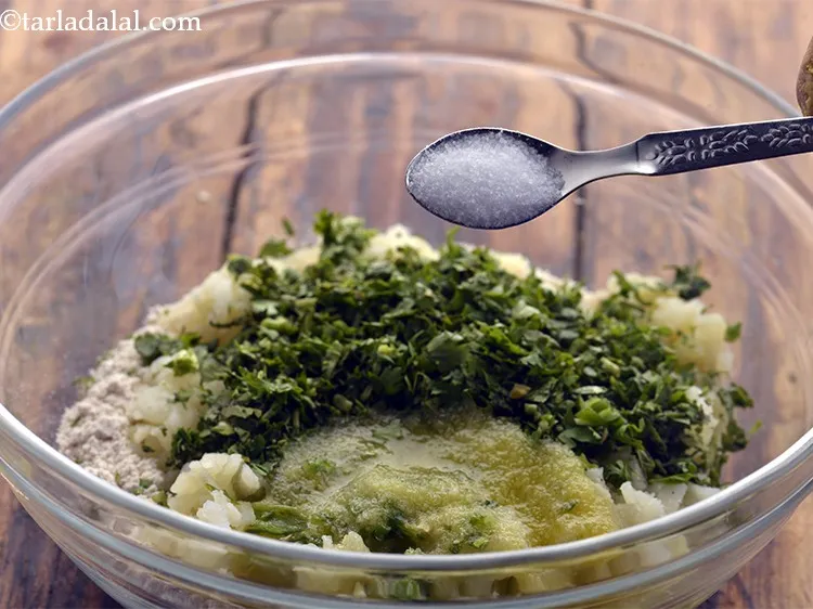 स्टेप 7 – स्वादानुसार नमक डालें।